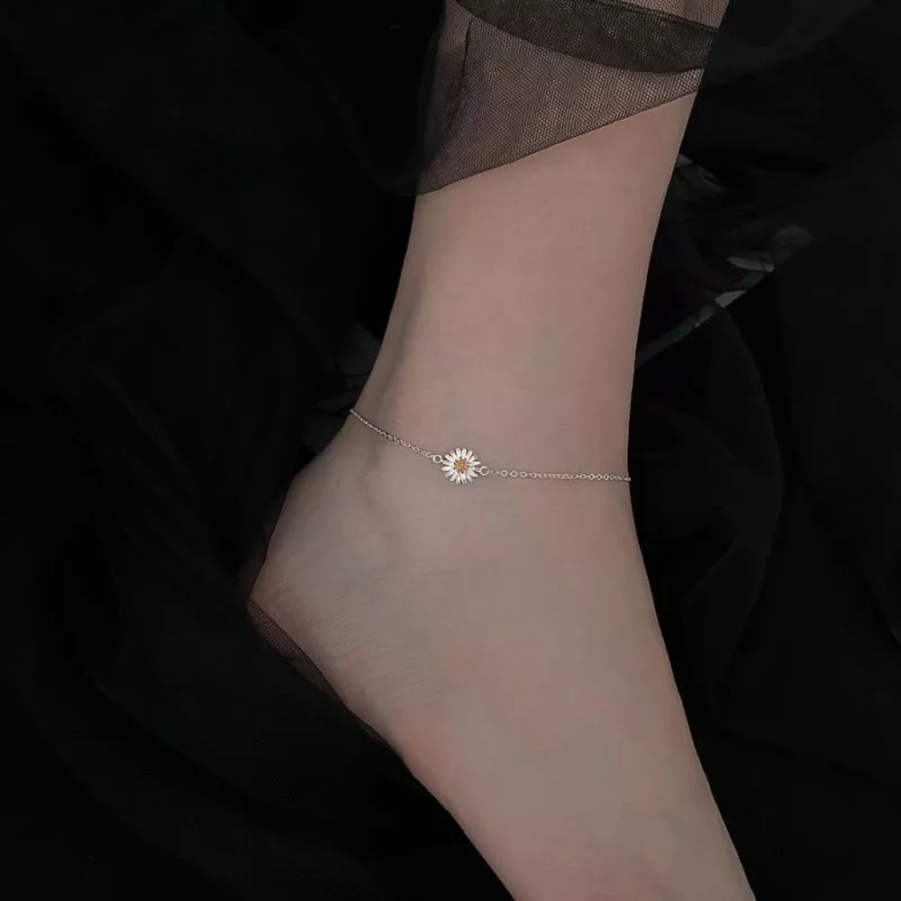 Pretty Silver Daisy Flower Anklet - Picture 4 of 7